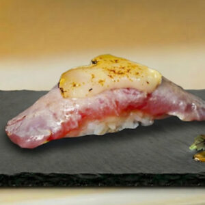 Nigiri Flambeado de Atún y Queso de cabra