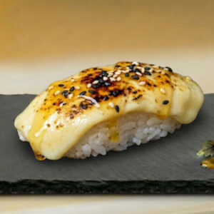 Nigiri Flambeado de Brie y Miel