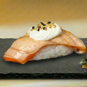 Nigiri Flambeado de Salmón y Queso cremoso